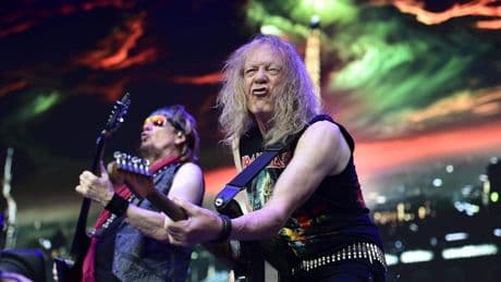 Iron Maiden onaards goed in het GelreDome: ’Spelen nog altijd elke noot alsof hun leven er vanaf hangt’