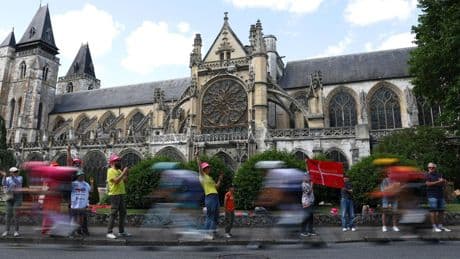 La Policía dispara a un espectador en la meta del Tour de Francia que había acuchillado a un agente