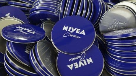 El importante aviso de una farmacéutica sobre la crema Nivea de lata azul