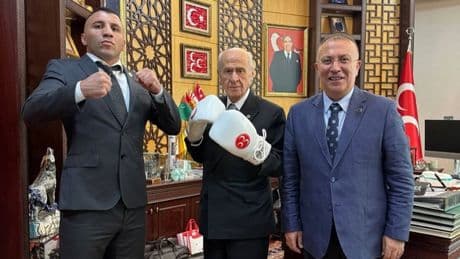 Şampiyon boksör Avni Yıldırım, MHP lideri ile bir araya geldi... Bahçeli boks eldiveni ile poz verdi