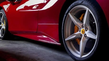 Ferrari, l'elettrica in vendita dal 2026. A ottobre svelato il cuore tecnologico. Vigna: «Puntiamo alla qualità dei ricavi più che ai volumi»