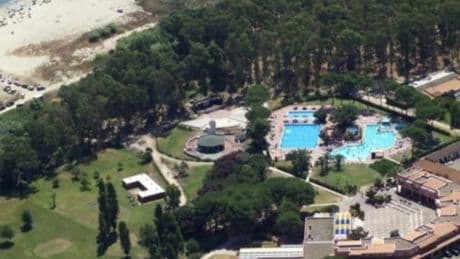 Temptation Island, dove si trova il villaggio della nuova stagione: quanto costa una vacanza al resort tra spiaggia, piscine e boschi