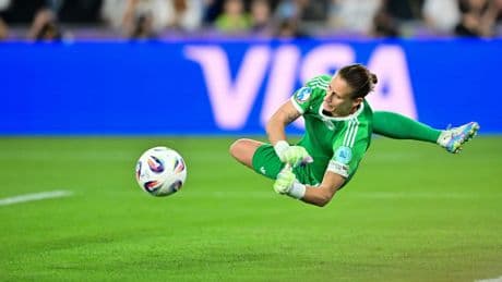 Was Berger hinter sich hat, sieht man ihr nicht an – bis der Ball kommt