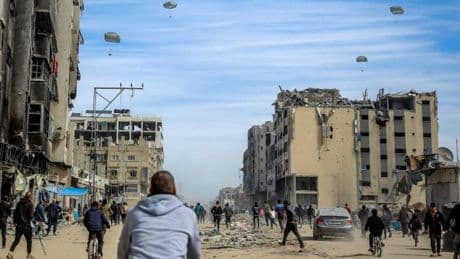 Mercaderes de Gaza venden por 90 euros los paquetes de ayuda lanzados por España
