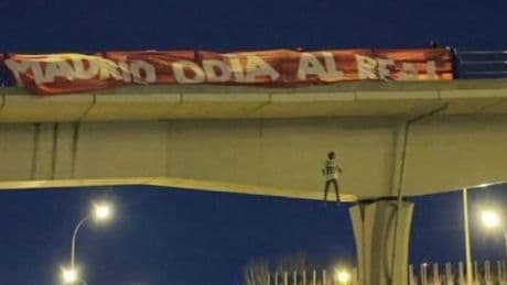 Juzgan a los cuatro acusados de colgar de un puente un muñeco de Vinicius