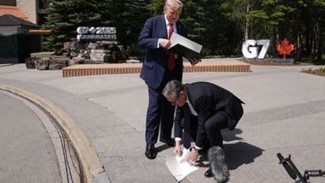 Donald Trump und Keir Starmer bei G7-Gipfel: Briten-Premier erklärt, warum er Dokumente vom Boden aufhob