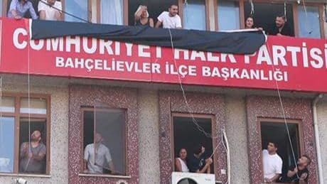 Bahçelievler İlçe Başkanlığı binasına 'CHP İstanbul İl Başkanlığı' pankartı asıldı