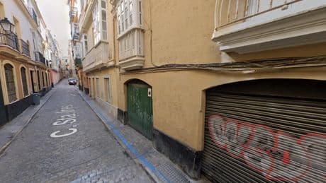 Una persona se atrinchera con bombonas de gas en su casa, amenaza con volar el edificio y se autolesiona