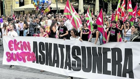 Ernai convierte la marcha tras las regatas en un homenaje a 'Txiki' y Otaegi