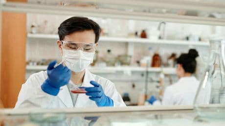 China no tiene rival en baterías y paneles solares. Ya está lista para arrasar también a las farmacéuticas occidentales