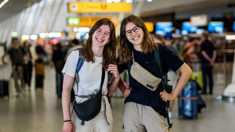 Op Schiphol voelen jongeren geen vliegschaamte maar ‘klimaatverlamming’: „Wat ik doe voor het klimaat, heeft niet echt zin”