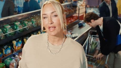 Nach 20 Jahren singt sie wieder Hymne - Sarah Connor veräppelt sich selbst im TV-Spot