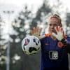 Oranje-keepster doet boekje open over zware periode: ‘Ik zei tegen mijn moeder: ik stop ermee, waarom zou ik dit nog willen?’