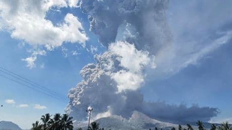 Aschewolke 18 Kilometer hoch – Indonesischer Vulkan ausgebrochen
