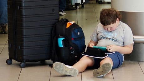 Grootste ergernissen in het vliegtuig: ‘Ouders laten het maar gaan’