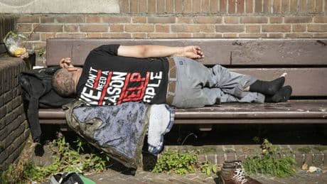 Amsterdam stopt met boetes voor dak- en thuislozen die buiten slapen