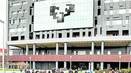 La UPV/EHU pide una reunión a Salud para zanjar la polémica por las plazas en euskera