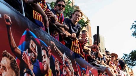 FOTO’S Barcelona in vuur en vlam: duizenden mensen op de been voor titelfeest van Frenkie de Jong en co