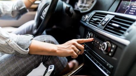 ¿Por qué no debes apagar el coche cuando está encendido el aire acondicionado?