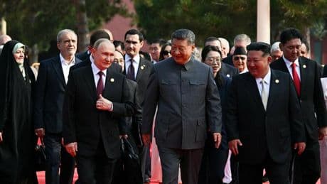 China: Militärparade in Peking: Die antiwestliche Achse der Autokraten rückt zusammen