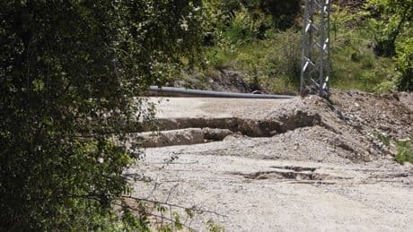 Erzurum'da toprak kayması! Yollarda ve evlerde hasar oluştu