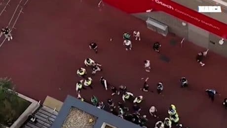Tenso choque entre aficionados y policías en el amistoso entre Brentford y Gladbach