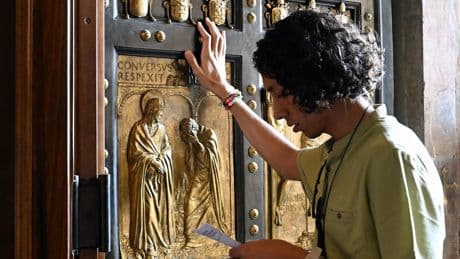« J’ai passé la Porte sainte » : enquête sur la démarche intérieure des pèlerins du Jubilé