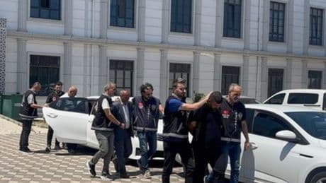 İki yeğenini öldürdü