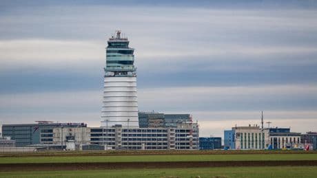 Cuánto cobra un controlador aéreo en España: sueldo mensual y complementos