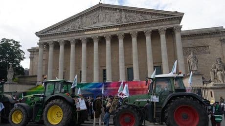Los agricultores y taxistas se unen para bloquear Francia en protesta por la falta de apoyo y las leyes "abusivas"