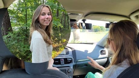 Romy-Marie (18) geeft al rijles: ’Ik zag ertegen op toen ik iemand van 50 moest lesgeven’