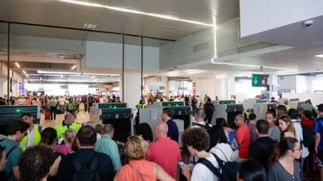 Aagesen vincula al apagón el fallo que seis días antes paró la circulación de trenes y dice que no tuvo &quot;mayores repercusiones&quot;