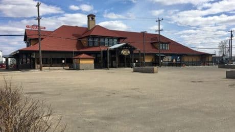 Judge recommends Alberta bars have heated shelters after freezing deaths