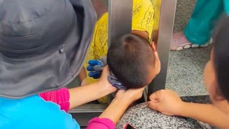 Mitten in einer Glastür - Dieser Knirps steckt böse fest