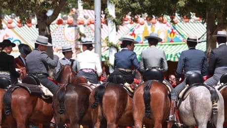 Un caballo arrolla a un bebé de 11 meses durante la Feria de Sevilla y tiene que ser trasladado al Virgen del Rocío