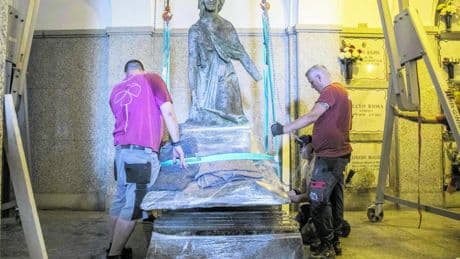 "La libertà" torna al Famedio, posata con la tecnica del ghiaccio
