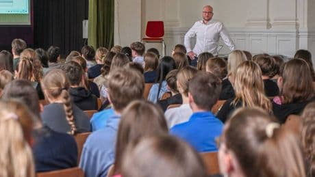 Gymnasium in Kempen: Neuer Schuldirektor führt Handyverbot ein