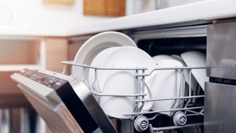 Teller zu groß für die Spülmaschine? Dieser Trick kann Ihnen helfen