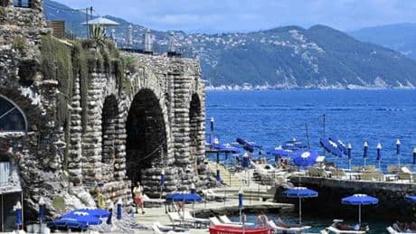 Santa Margherita, sale su un muro e precipita: grave un giovane di 25 anni