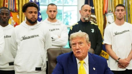 Trump riceve la Juventus allo Studio Ovale: sembra un meme ma non lo è