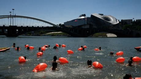 En pleine canicule, les Lyonnais s'offrent une «baignade dérivante» sur le Rhône