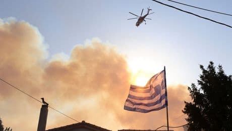 Feuer nahe Athen - Häuser in Flammen