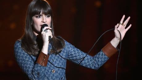 Clara Luciani: qu'est-ce que le tremblement essentiel, cette maladie neurologique dont souffre la chanteuse?