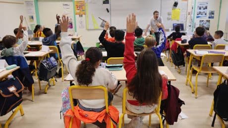«Bien évidemment, ils n’ont pas choisi le 15 août» : la suppression de deux jours fériés déclenche la colère des profs