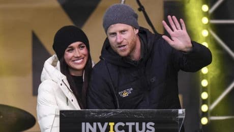 La fotografía que detonó la marcha del príncipe Harry y Meghan Markle de la familia real británica: “La pareja real sospechaba que toda la institución conspiraba contra ellos”