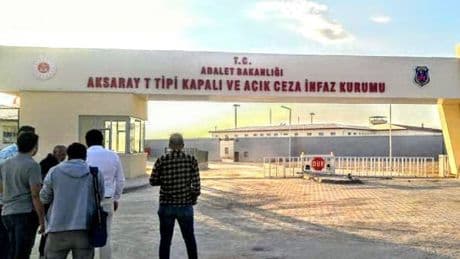 Aksaray’da LGBTİ’ler tek kişilik hücrede tutuluyor
