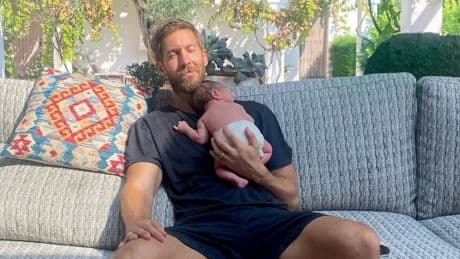 Calvin Harris anuncia el nacimiento de su hijo en Ibiza y muestra el proceso para comerse la placenta