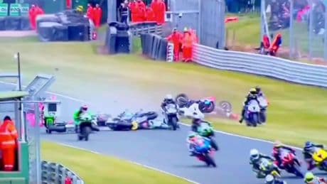 Dramma in Superbike, due morti e cinque feriti dopo maxi caduta
