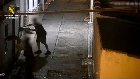 Detenidos dos hombres en Torres de Alameda por un delito de odio por aporofobia: rociaron con lejía a dos mendigos