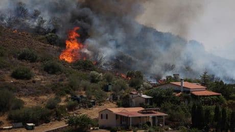 En Grèce, le violent incendie près d’Athènes est circonscrit, annoncent les pompiers
